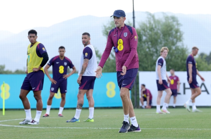 HLV Thomas Tuchel trong buổi tập của tuyển Anh tại Girona, Tây Ban Nha ngày 2/6. Ảnh: FA