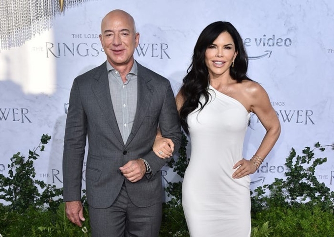 Chân dung tỷ phú Jeff Bezos và vợ sắp cưới. Ảnh: AP