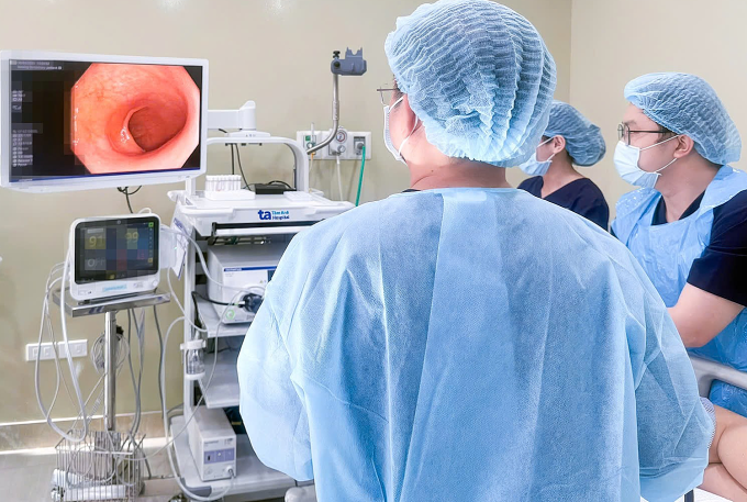 Bác sĩ Bình nội soi đại tràng tại Bệnh viện Đa khoa Tâm Anh. Ảnh: Bệnh viện cung cấp