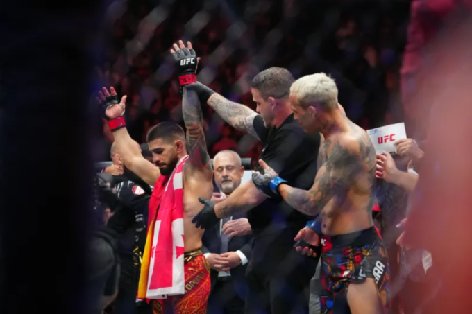 Ilia Topuria trở thành tân vô địch lightweight (hạng nhẹ) của UFC. Ảnh: Reuters
