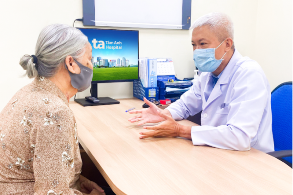Bướu giáp lớn gây khó nuốt ở người lớn tuổi