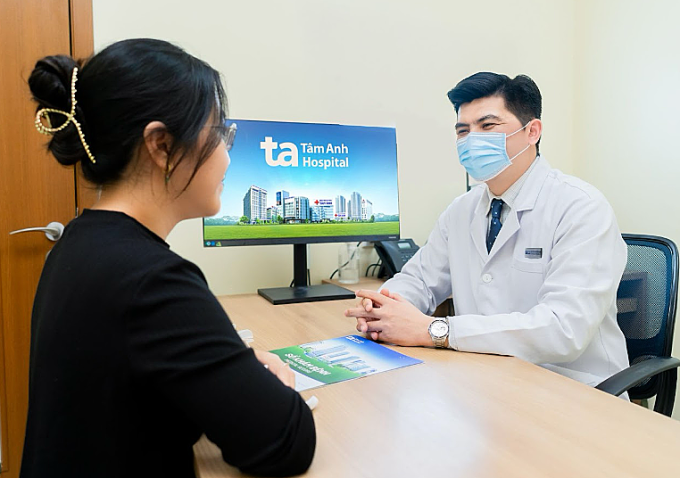 Bác sĩ Mạnh tư vấn cho người bệnh. Ảnh minh họa: Bệnh viện Đa khoa Tâm Anh
