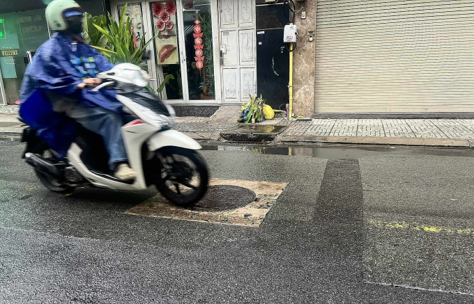 Nắp cống kim loại trên đường Tân Hải (quận Tân Bình, TP HCM). Ảnh: Hồ Tân