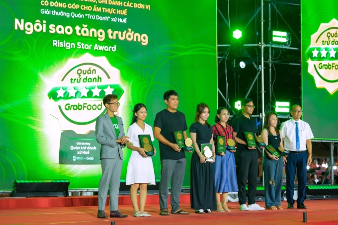 Đại diện các cửa hàng nhận giải Quán trứ danh xứ Huế. Ảnh: Grab