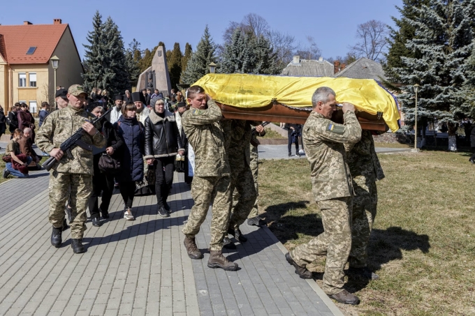 Các quân nhân Ukraine tại một tang lễ ở thành phố Uzhhorod hồi năm 2022. Ảnh: Reuters