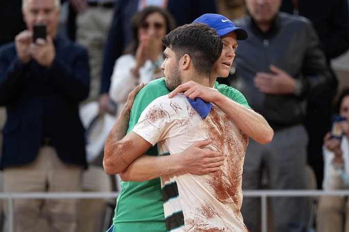 Sinner (trái) ôm chúc mừng Alcaraz ở chung kết Roland Garros, trên sân Philippe Chatrier, Paris, Pháp hôm 8/6. Ảnh: Reuters