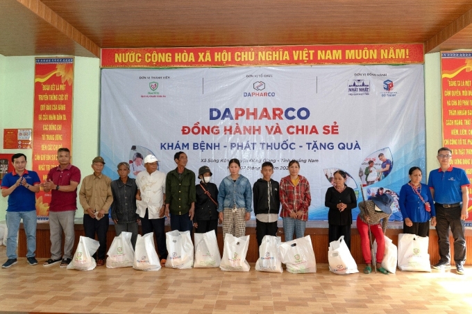 Dapharco trao tặng quà hỗ trợ các hộ gia đình hoàn cảnh khó khăn tại xã Sông Kôn. Ảnh: Dapharco