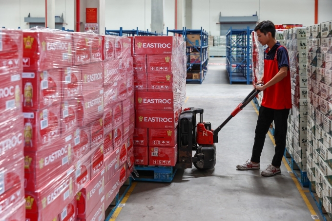 Nhân viên đang xử lý hàng hoá tại kho BEST Supply chain, tỉnh Long An. Ảnh: Vnexpress