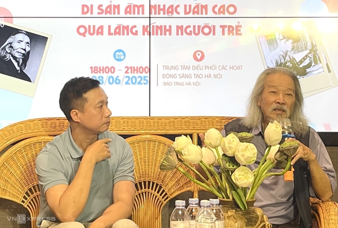 Họa sĩ Văn Thao (trái) và nhà văn Trương Quý ở talkshow. Ảnh: Phương Linh