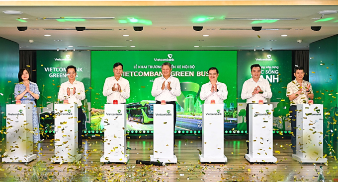 Đại diện lãnh đạo UBND TP Hà Nội, quận Hoàn Kiếm, Sở Xây dựng TP Hà Nội, Tập đoàn Vingroup và Vietcombank thực hiện nghi thức bấm nút khai trương tuyến xe nội bộ Vietcombank Green Bus sáng ngày 12/6. Ảnh: Vietcombank