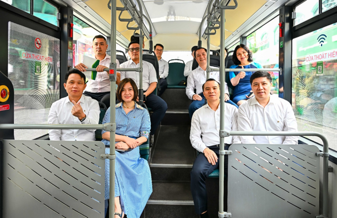 Đại diện Ban lãnh đạo Vietcombank tham gia trải nghiệm di chuyển bằng xe buýt giữa các điểm làm việc nội đô của Trụ sở chính Vietcombank trong sáng ngày 12/6/2025 sau Lễ khai trương. Ảnh: Vietcombank