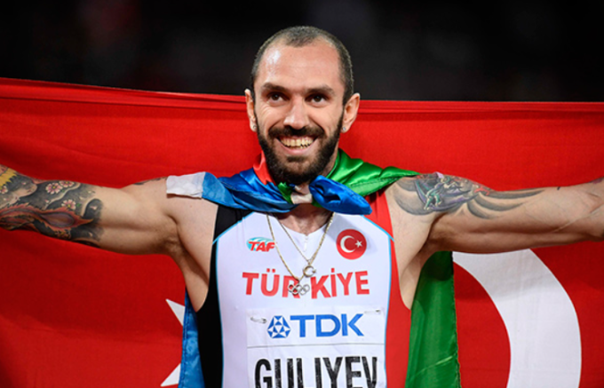 VĐV Thổ Nhĩ Kỳ Ramil Guliyev ăn mừng sau khi về nhất chung kết 200 mét nam Giải vô địch điền kinh thế giới tại Sân vận động London, London, Anh ngày 10/8/2017. Ảnh: Agencies