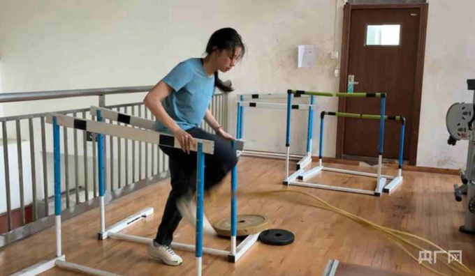 Liu Xiajun vẫn tập luyện một ngày trước kỳ thi tuyển sinh đại học Trung Quốc. Ảnh: CCTV