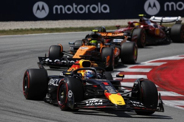 Verstappen bị phạt vì va chạm trên đường đua F1