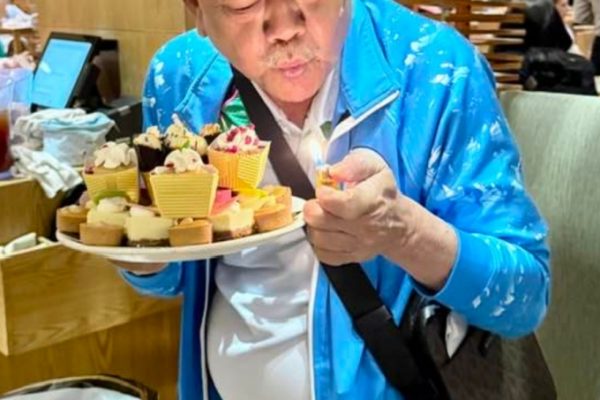Bạn Gái Chúc Mừng Sinh Nhật Nghệ Sĩ Việt Anh