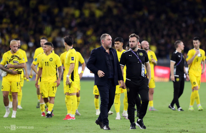 HLV Peter Cklamovski (áo đen trái) trao đổi với trợ lý HLV Jose Baxter sau trận thắng Việt Nam. Ảnh: Hai Tư