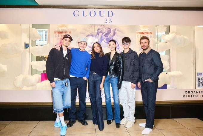 Từ trái qua: Romeo, Brooklyn, Victoria, Nicola, anh trai của Nicola - William Peltz - và David Beckham chụp hình tại khu vực trưng bày sản phẩm. Ảnh:Instagram/ Victoria Beckham
