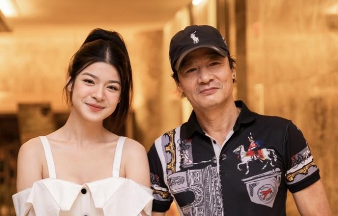 Diễn viên đưa con gái đến buổi họp báo phim đầu đời của cô. Ảnh: Nhân vật cung cấp