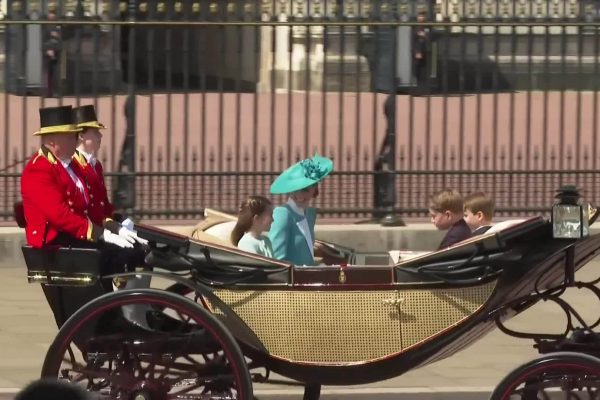 Vương phi Kate Middleton và con diện đồ đôi: Phong cách Hoàng gia