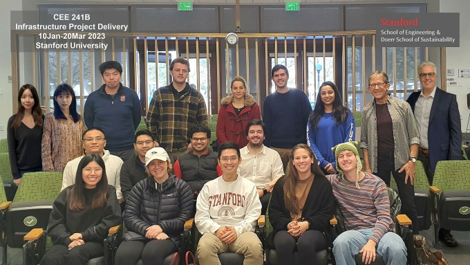 Lớp học thạc sĩ của anh Quân (ngoài cùng bên trái hàng thứ hai) tại Đại học Stanford, năm 2023. Ảnh: Nhân vật cung cấp