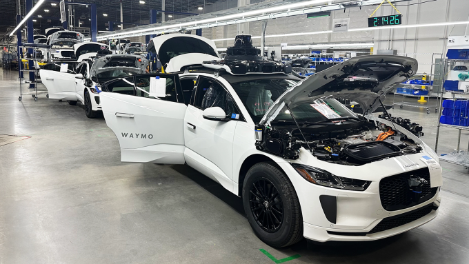 Taxi tự lái của Waymo trong nhà máy. Ảnh: Waymo