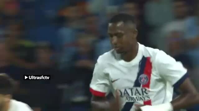Willian Pacho - hòn đá cô đơn của PSG