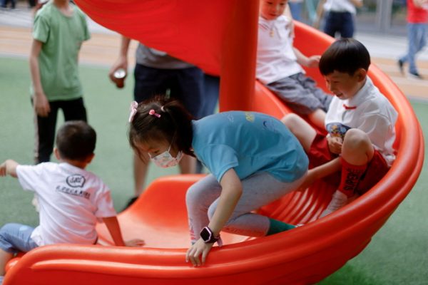 Trợ cấp chăm con cho đàn ông: Giải pháp tăng dân số?