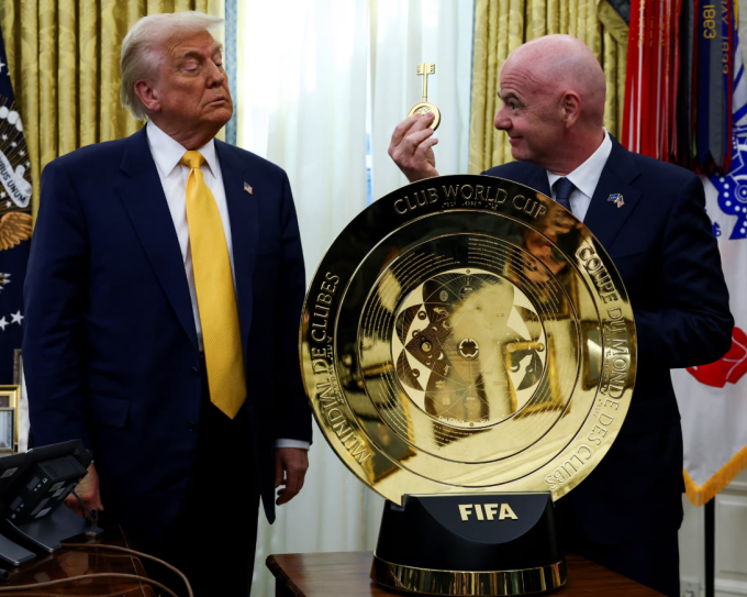 Chủ tịch FIFA Gianni Infantino (phải) trao cho Tổng thống Donald Trump chiếc chìa khóa mở phiên bản mới của FIFA Club World Cup tại Phòng Bầu dục của Nhà Trắng ở Washington, Mỹ ngày 7/3/2025. Ảnh: Reuters