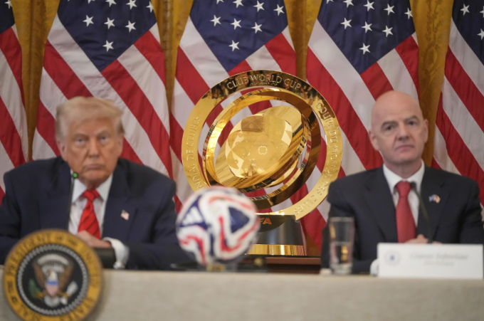 Chiếc Cup vô địch FIFA Club World Cup ở giữa Tổng thống Donald Trump (trái) và Chủ tịch FIFA Gianni Infantino trong cuộc họp của lực lượng đặc nhiệm FIFA tại Phòng phía Đông của Nhà Trắng tại Washington ngày 6/5/2025. Ảnh: AP