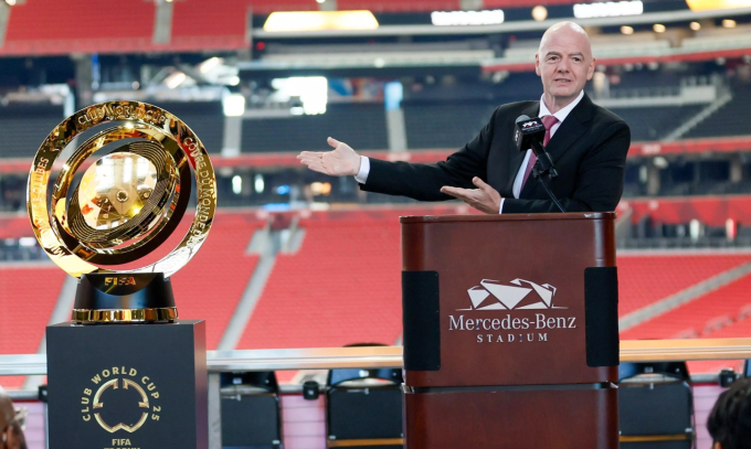 Chủ tịch FIFA Infantino giới thiệu chiếc Cup cho nhà vô địch thế giới cấp CLB ở giải đấu FIFA Club World Cup 2025. Ảnh: AP