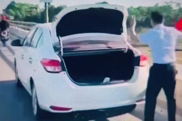 Đỗ xe xả rác trên cầu: Bị phạt hơn 13 triệu đồng!