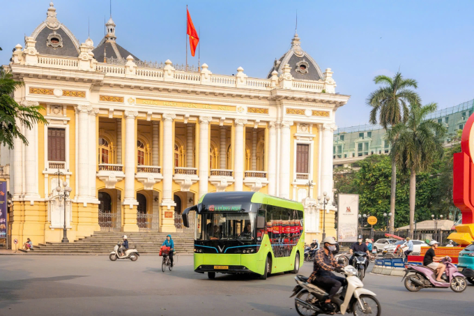 Xe buýt điện tuyến số 43 lưu thông qua khu vực Nhà hát lớn, quận Hoàn Kiếm. Ảnh: Tuấn Cao