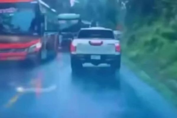 Tai nạn liên hoàn: Ôtô 4 chỗ biến dạng sau va chạm với xe khách