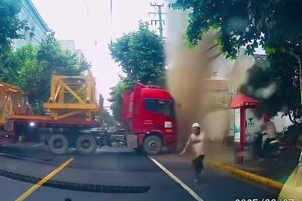 Xe đầu kéo gây tai nạn, húc vỡ trụ cứu hỏa