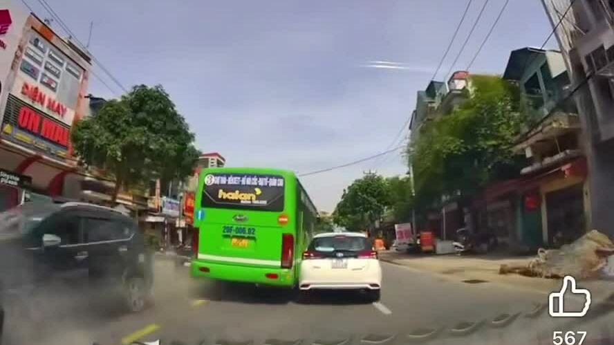 Xe khách phóng nhanh quệt vào xe con