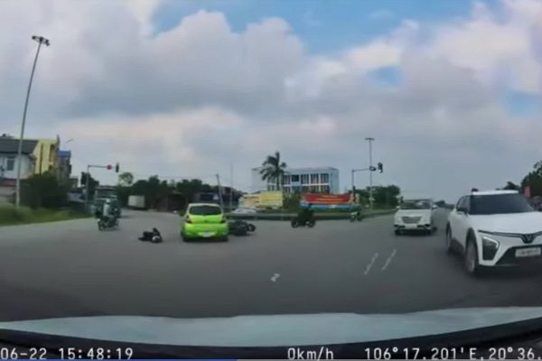 Tai nạn xe máy: Người văng lên nóc ôtô sau cú đâm mạnh