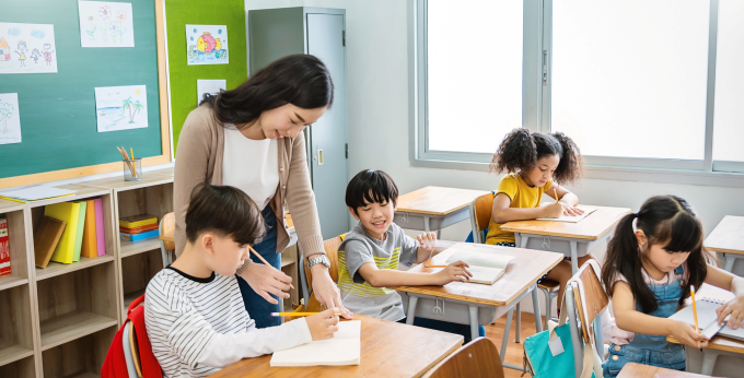 Sự kéo dài ở tư thế đứng, ngồi quá lâu sẽ làm tăng áp lực lên hệ tĩnh mạch. Ảnh Daflon