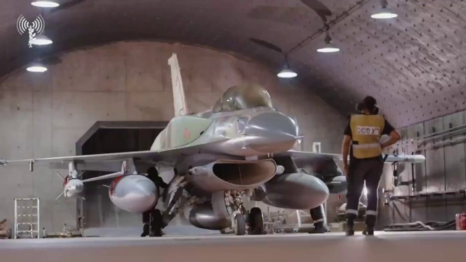 Tiêm kích F-16I Sufa mang ba thùng dầu phụ và hai bom dẫn đường tham gia chiến dịch không kích Iran. Ảnh: IDF