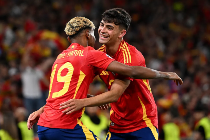 Lamine Yamal mừng bàn cùng Pedri trong trận Tây Ban Nha thắng Pháp 5-4 ở bán kết Nations League trên sân Allianz, Munich, Đức ngày 5/6/2025. Ảnh: UEFA