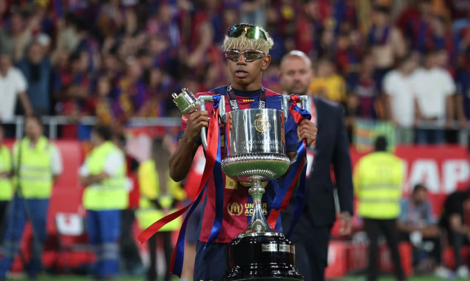Lamine Yamal nâng Cup sau trận Barca thắng Real trên sân La Cartuja, thành phố Seville, xứ Andalusia, Tây Ban Nha, chung kết Cup Nhà Vua ngày 26/4/2025. Ảnh: El Pais