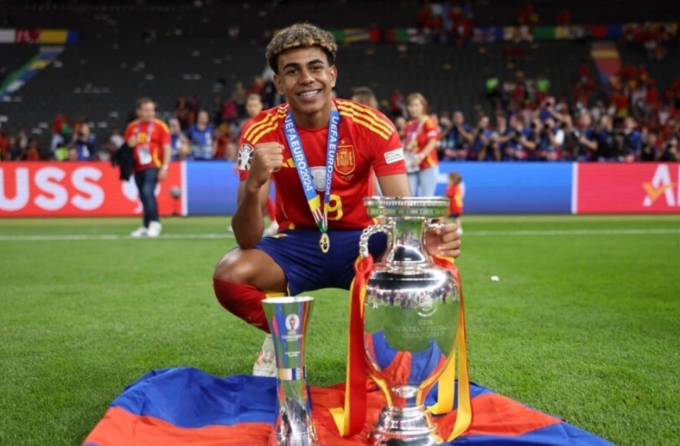 Yamal chụp ảnh cùng chức vô địch Euro 2024 sau khi cùng Tây Ban Nha thắng Anh 2-1 ở chung kết tại Berlin, Đức. Ảnh: UEFA