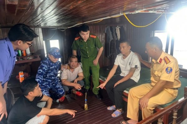 Hai thuyền trưởng tàu du lịch bị bắt vì sử dụng ma túy