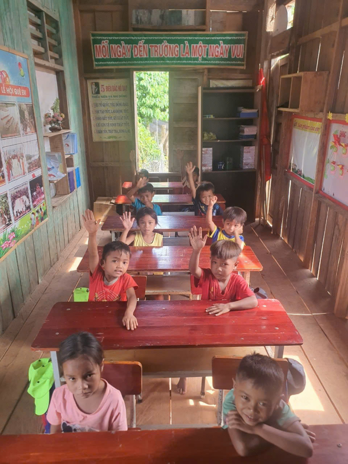 Các em học sinh điểm trường Cồn Roàng trong lớp học gỗ nóng nực và thiếu an toàn .