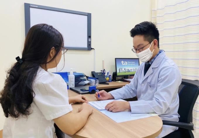 Bác sĩ Tuấn Anh giải thích kết quả xét nghiệm cho người bệnh. Ảnh: Bệnh viện cung cấp