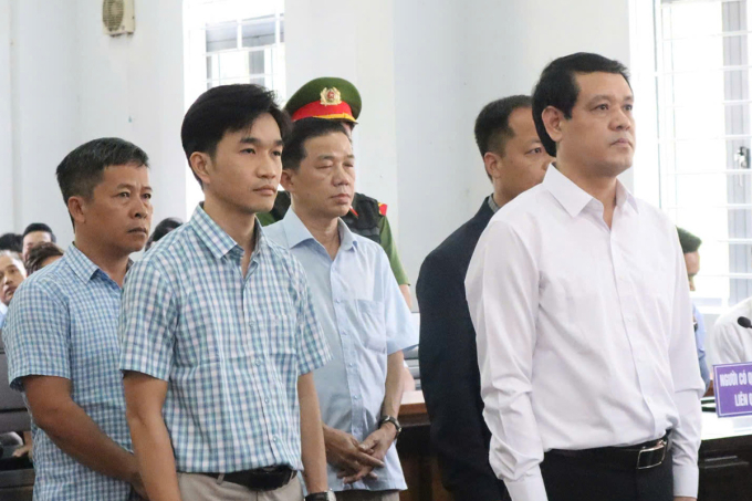 Các bị cáo nghe HĐXX tuyên án, sáng 15/11. Ảnh: Ngọc Oanh