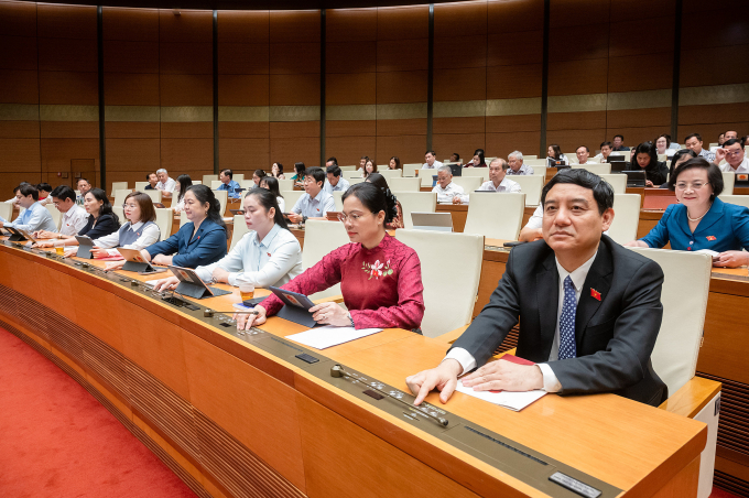 Đại biểu Quốc hội bấm nút thông qua dự án Luật sáng 16/6. Ảnh: Phạm Thắng