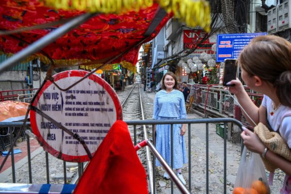 Hà Nội: Xác minh vụ khách Tây suýt gặp nạn ở phố đường tàu