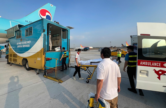 Xe cứu thương đưa bệnh nhân đến cửa máy bay, một điều dưỡng được cử đi cùng trên suốt chuyến bay để đảm bảo an toàn cho bệnh nhân. Ảnh: Bệnh viện cung cấp