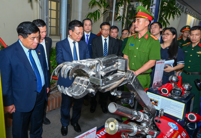 Phó thủ tướng Nguyễn Chí Dũng và Bộ trưởng Khoa và Công nghệ Nguyễn Mạnh Hùng tham quan các sản phẩm tại ngày khoa học công nghệ Việt Nam 2025 Ảnh: Giang Huy