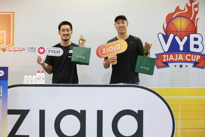 KOL bóng rổ Khoa Tần và Justin check in tại gian hàng. Ảnh: Đức Đồng